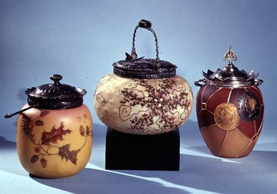 Tre barattoli per cracker con decorazione smaltata e dorata, 1888-95 da English School